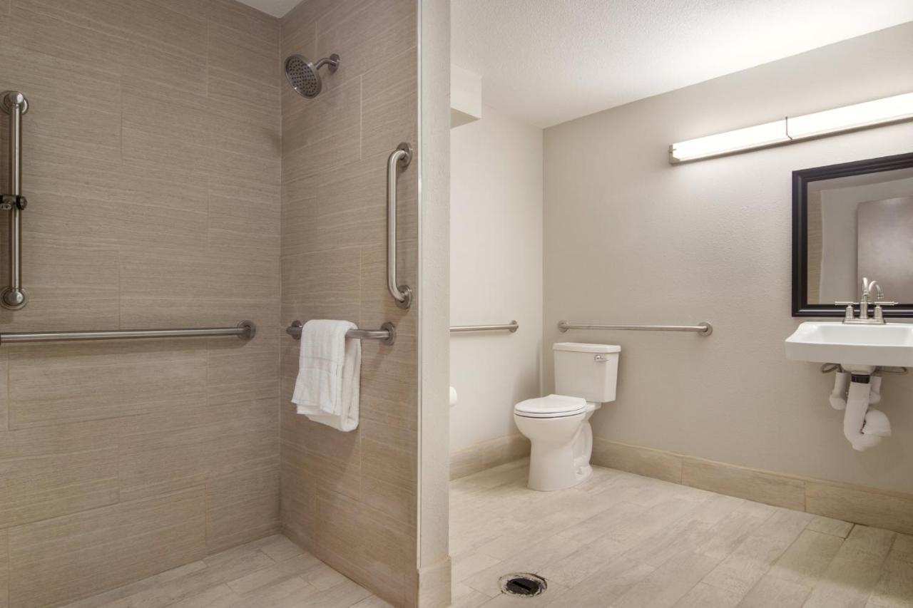 Red Roof Inn Plus & Suites Erie Luaran gambar